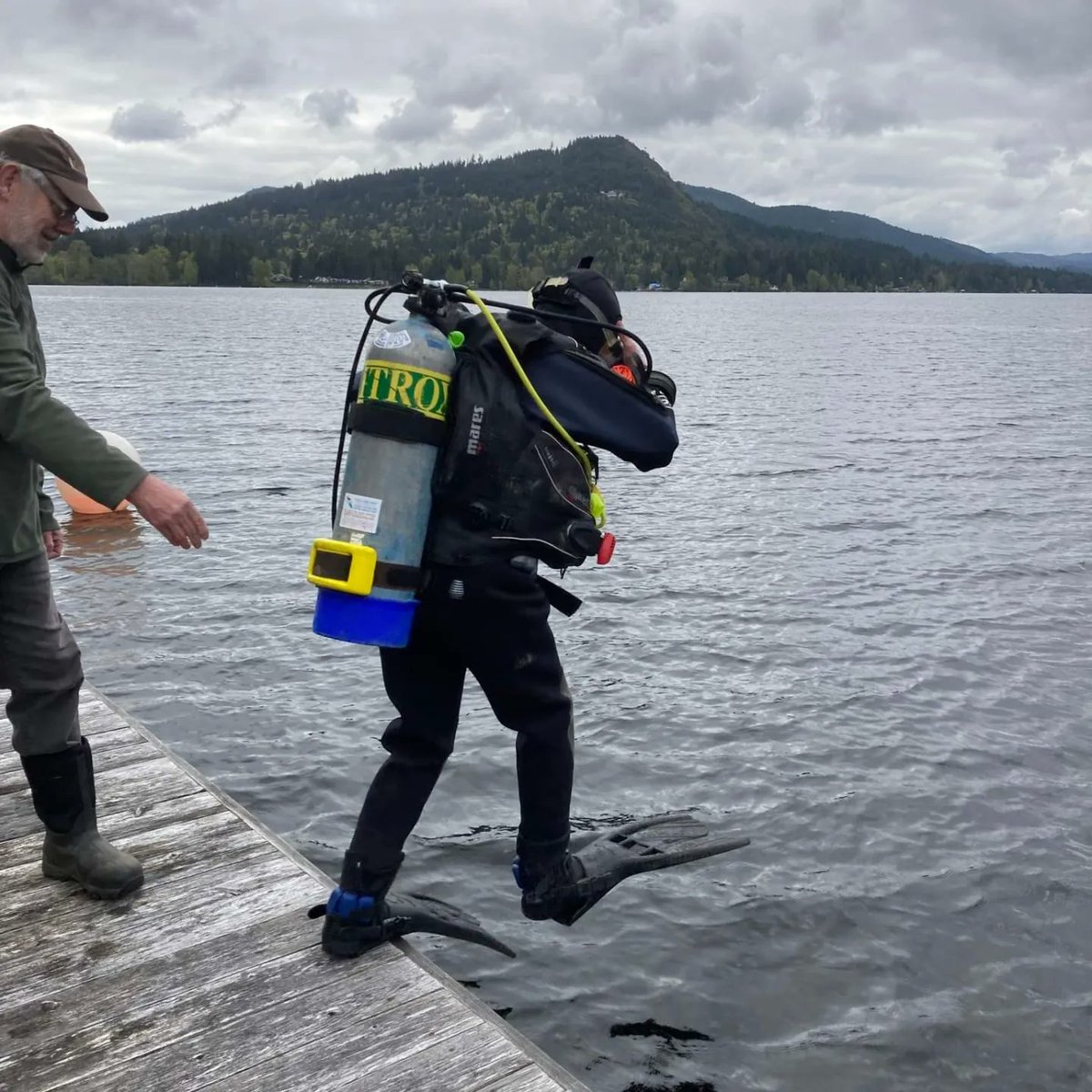 Our SBS President Dave Munday getting ready to look for *Milfoil* in the lake, with 100lbs of gear on and kindly assisted by Dave Hutchinson 👏 Stay tuned for the findings!

#EnvironmentalStewardship
#Shawnigan #MilfoilAwareness

Photo by Janet Nielsen