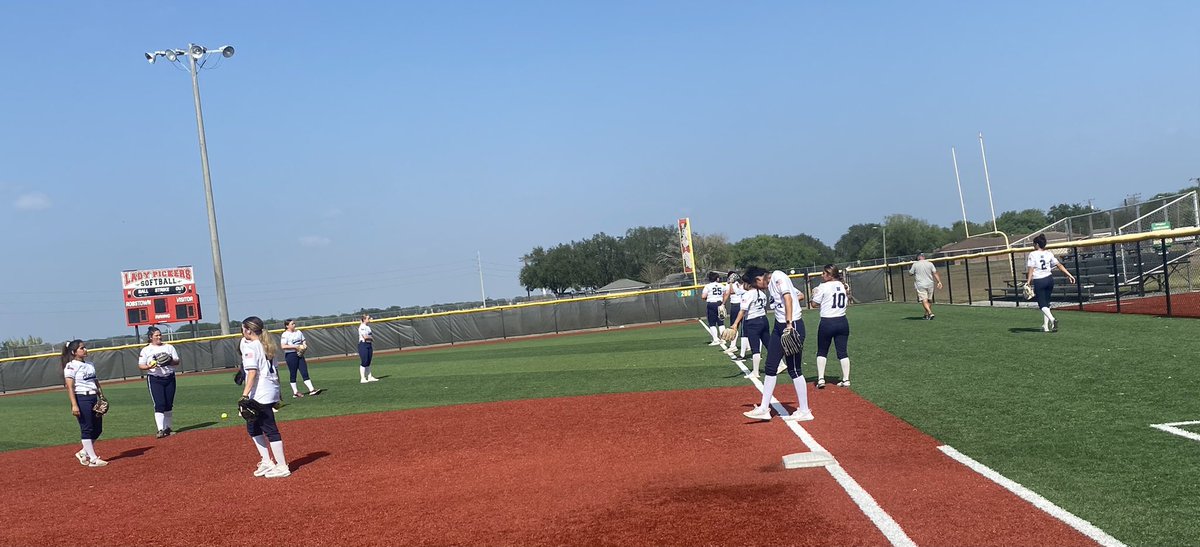 HondoSoftball's tweet photo. Ladies made it to Robstown💙🦉🎉🥎 Game 1 tonight 6pm Area District 29-4A against La Féria #getawin @hondoisd1 https://t.co/DgNMZWgWF6