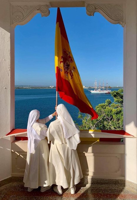 perezreverte's tweet photo. Las monjas y la bandera. 
La foto me ha recordado este viejo artículo.
https://t.co/4Bs1HyHLuN https://t.co/v4zPWk8nVG
