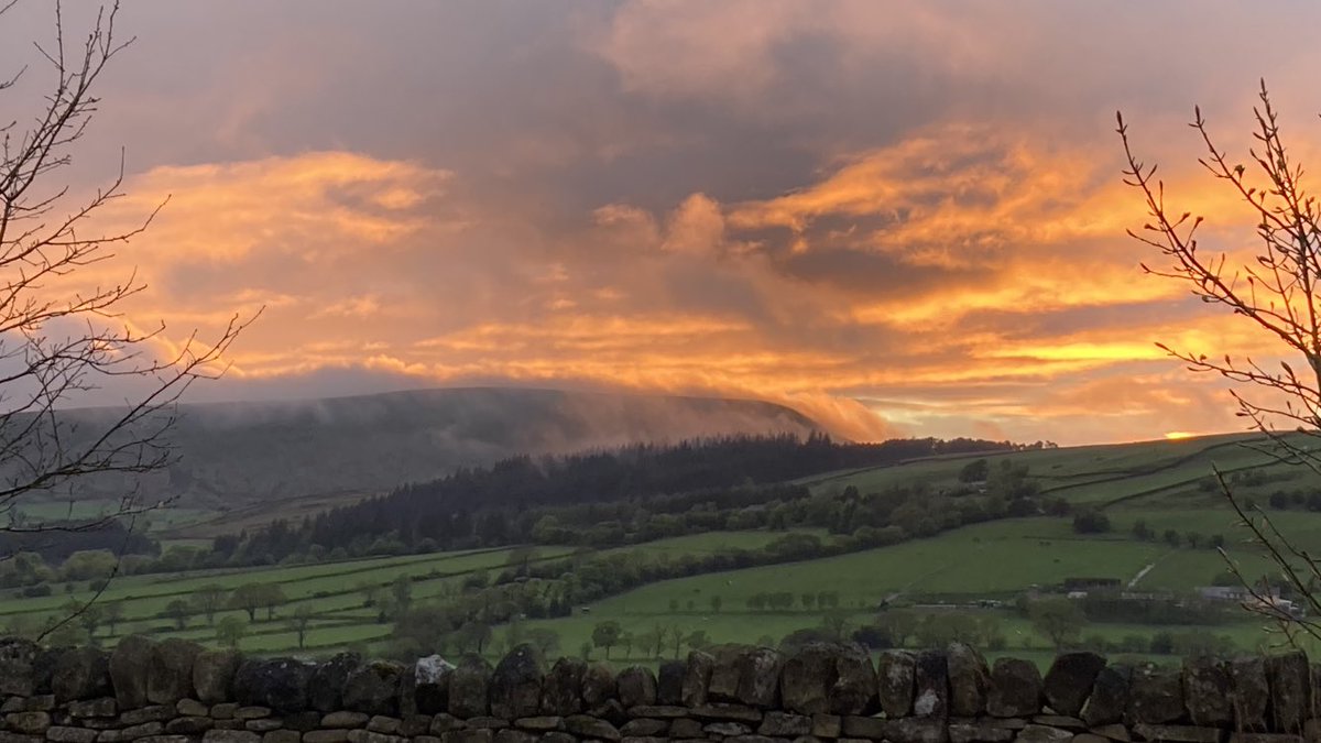 StuartApp's tweet image. Sunset over Pendle this evening