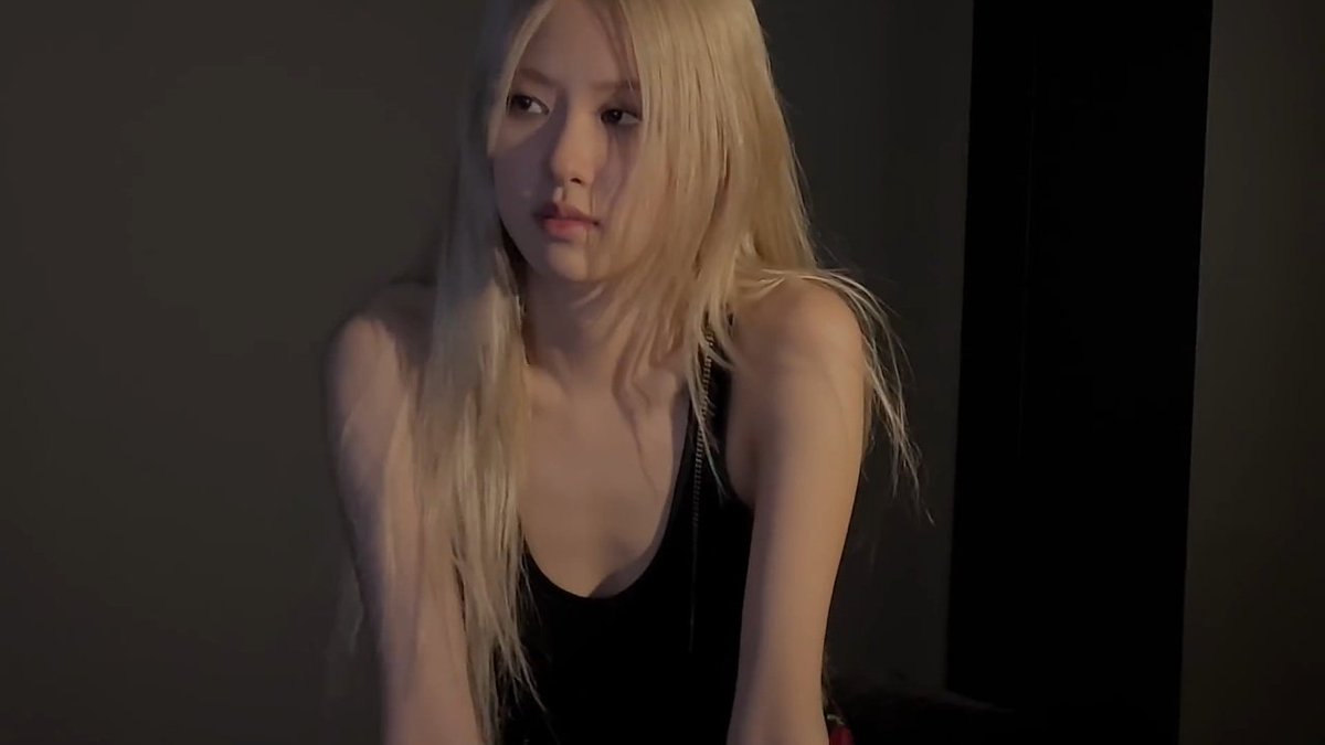 rosefeeds's tweet photo. ysl girl https://t.co/6tQtaiZ52Q