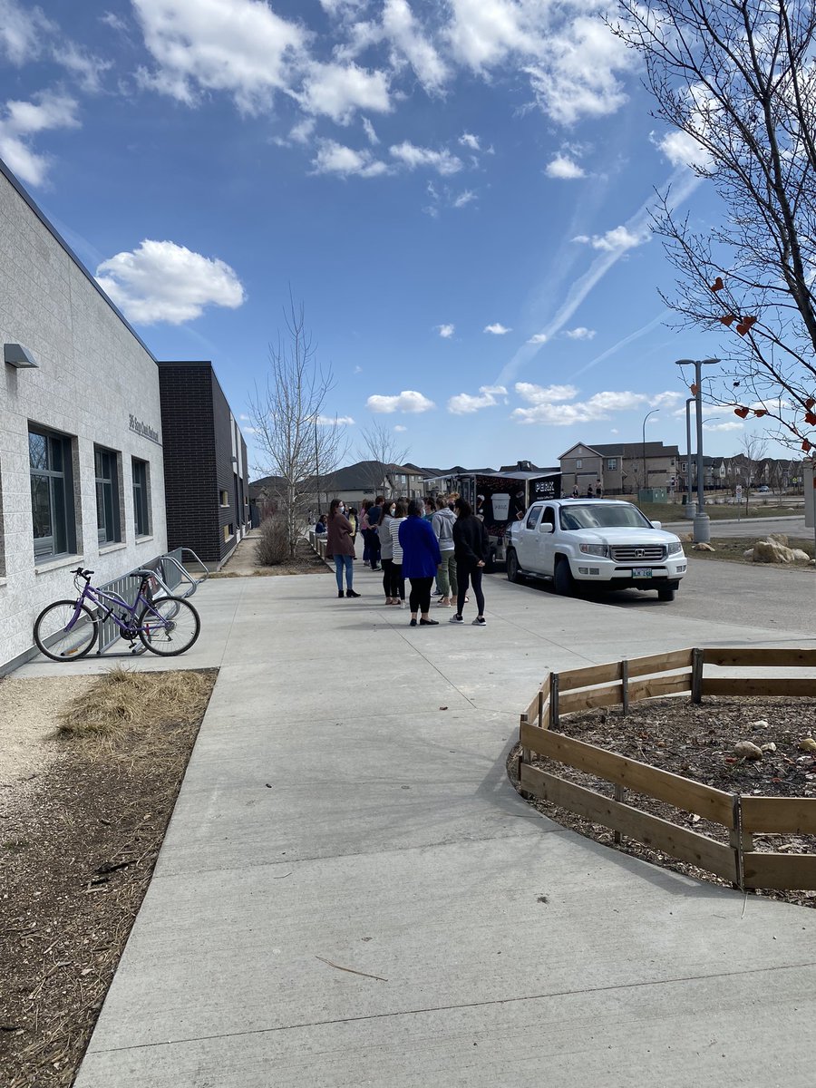 SageCreekPAC's tweet photo. We were so thankful that the weather cooperated for our staff appreciation event today! Thank you to PERK Coffee Bar for coming to treat all the staff during their hard-working PD Day ๐ #SageCreekLRSD #ESCSgenerosity https://t.co/0AgSTwHlnz