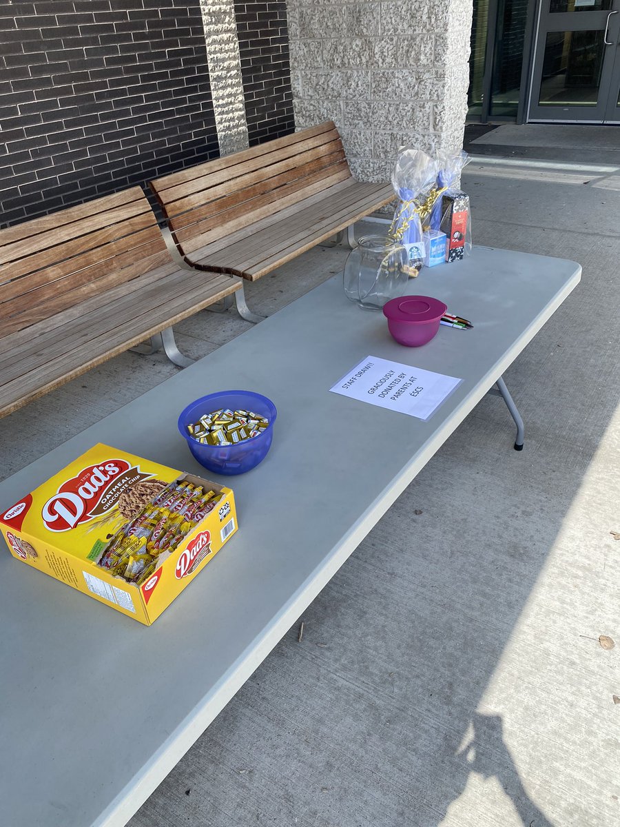 SageCreekPAC's tweet photo. We were so thankful that the weather cooperated for our staff appreciation event today! Thank you to PERK Coffee Bar for coming to treat all the staff during their hard-working PD Day ๐ #SageCreekLRSD #ESCSgenerosity https://t.co/0AgSTwHlnz