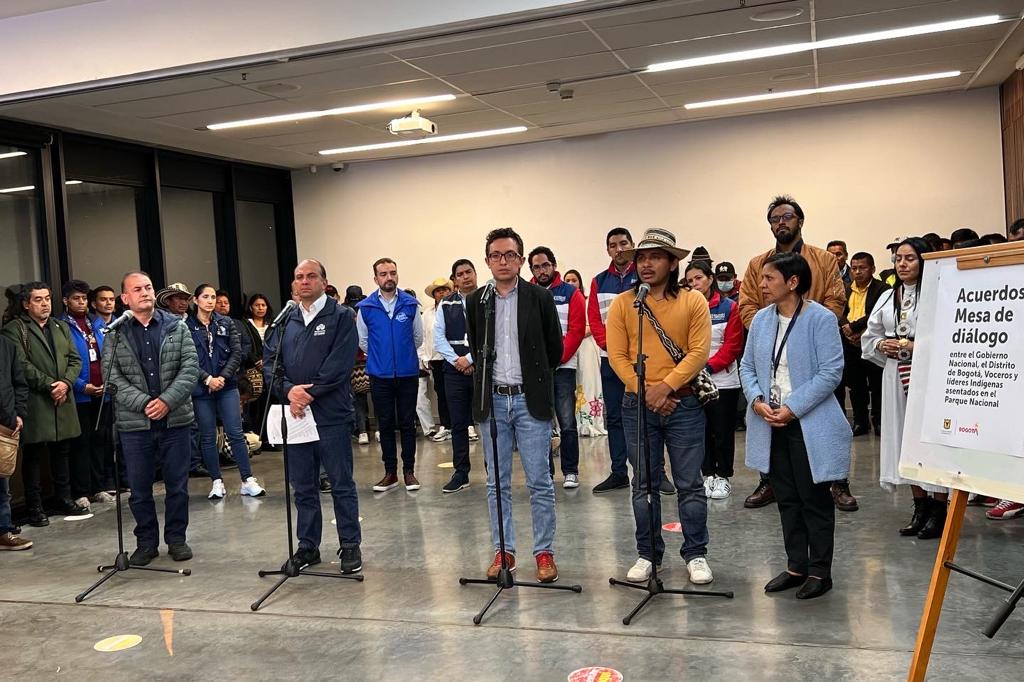 Baena's tweet photo. El Gobierno Nacional y la Alcaldía de @Bogota acordamos un plan de retorno seguro y digno, con miembros de comunidades indígenas y del colectivo de Bacatá que se encuentran en el Parque Nacional. Reiteramos la voluntad del @MinInterior @DanielPalam en brindar garantías de #DDHH. https://t.co/4IVQio7yuZ