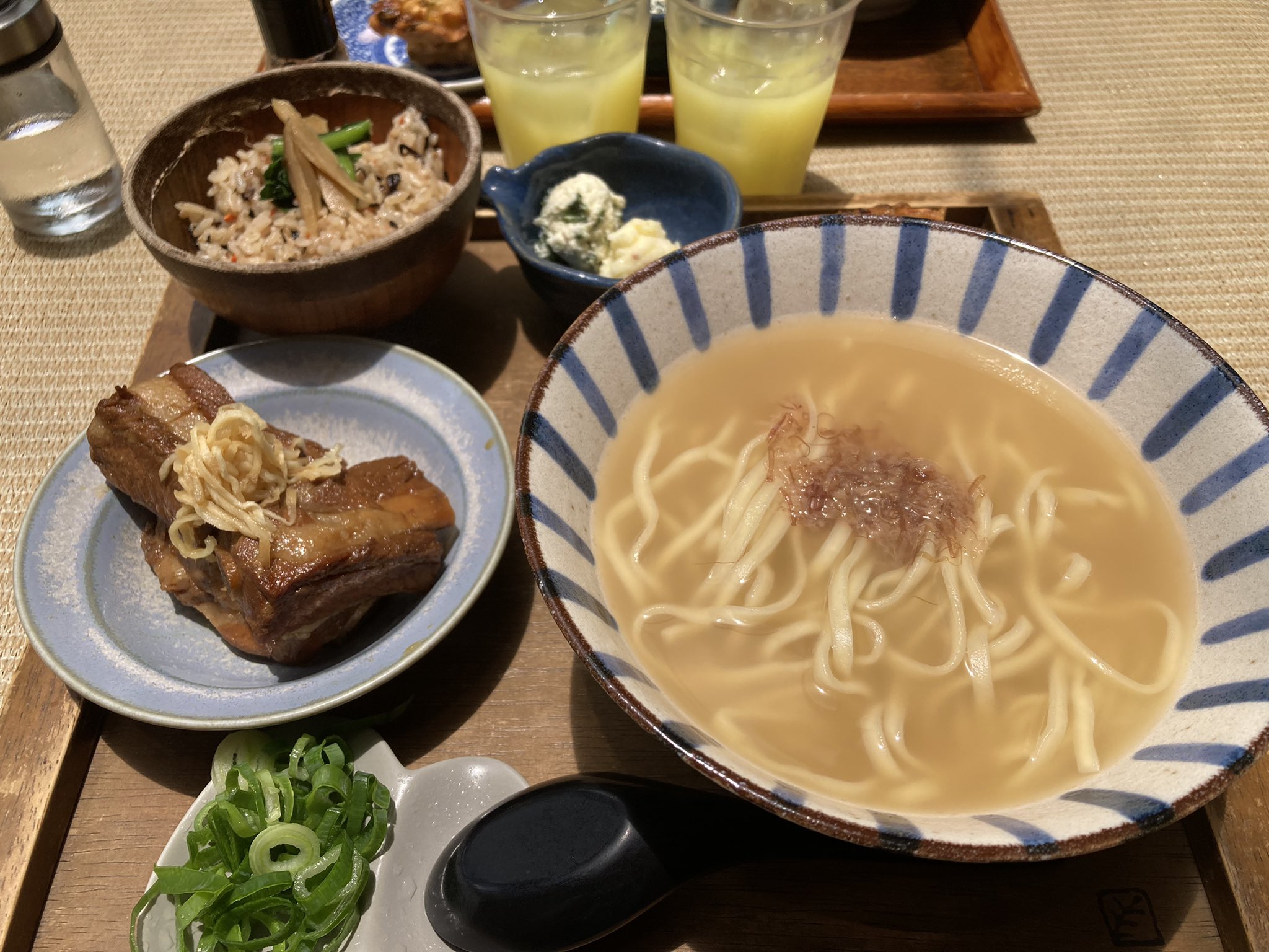 Uminoie37 ポケgoアカ 空港出てホテルに荷物預けて 沖縄そばを食べに首里ほりかわへ 美味しい ポケモン捕獲問題は解決しました 那覇ついてすぐに捕まえたのが 大阪の位置情報になってしまって 長距離移動で制限がかかったみたいです 先程 無事に