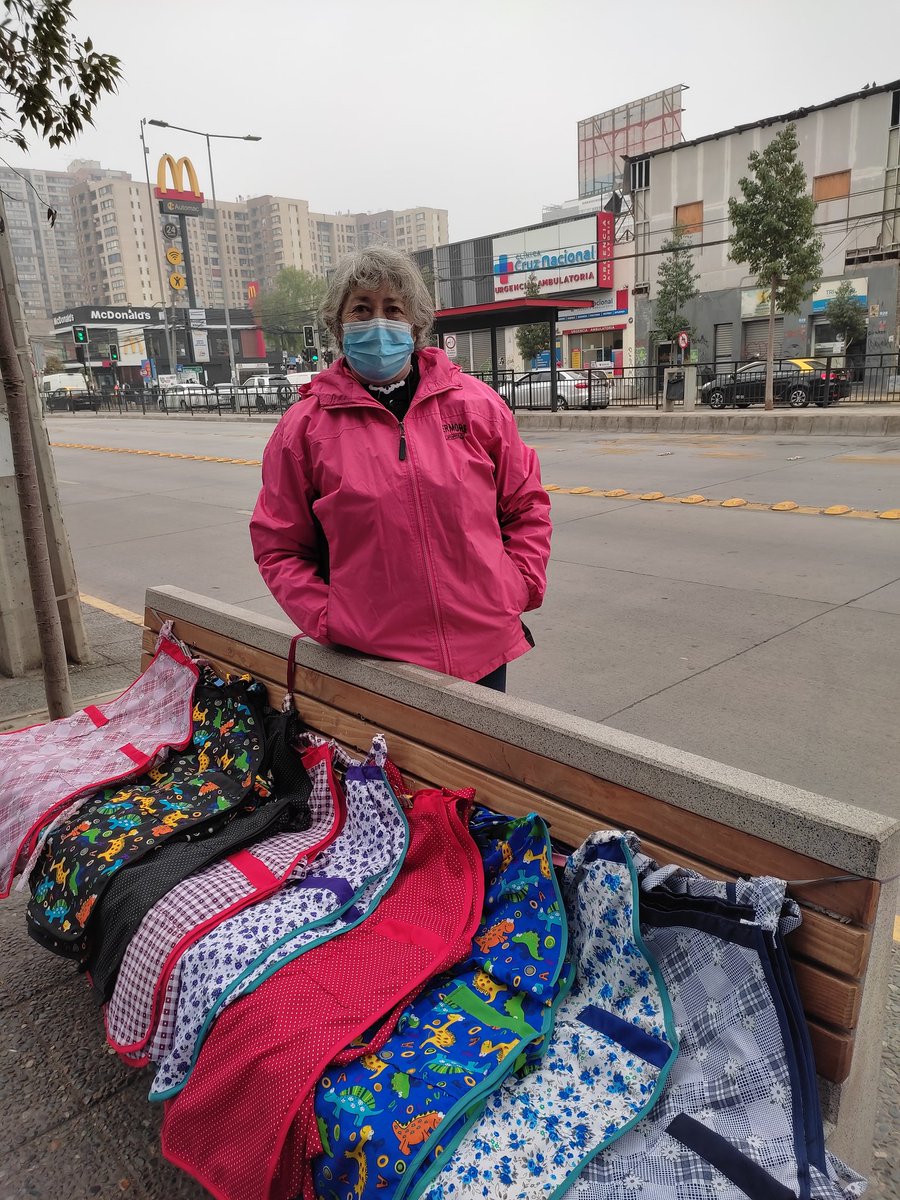 berrios_barra's tweet image. Ella es doña Rosalía, quien todos los días está afuera del hospital de la UChile vendiendo por $2000 sus delantales hechos por ella, cosa difícil de ver en estos días. Quedó cesante el 2019 debido al avance de los productos importados. Ayúdeme a hacerla conocida #jumbo #boric