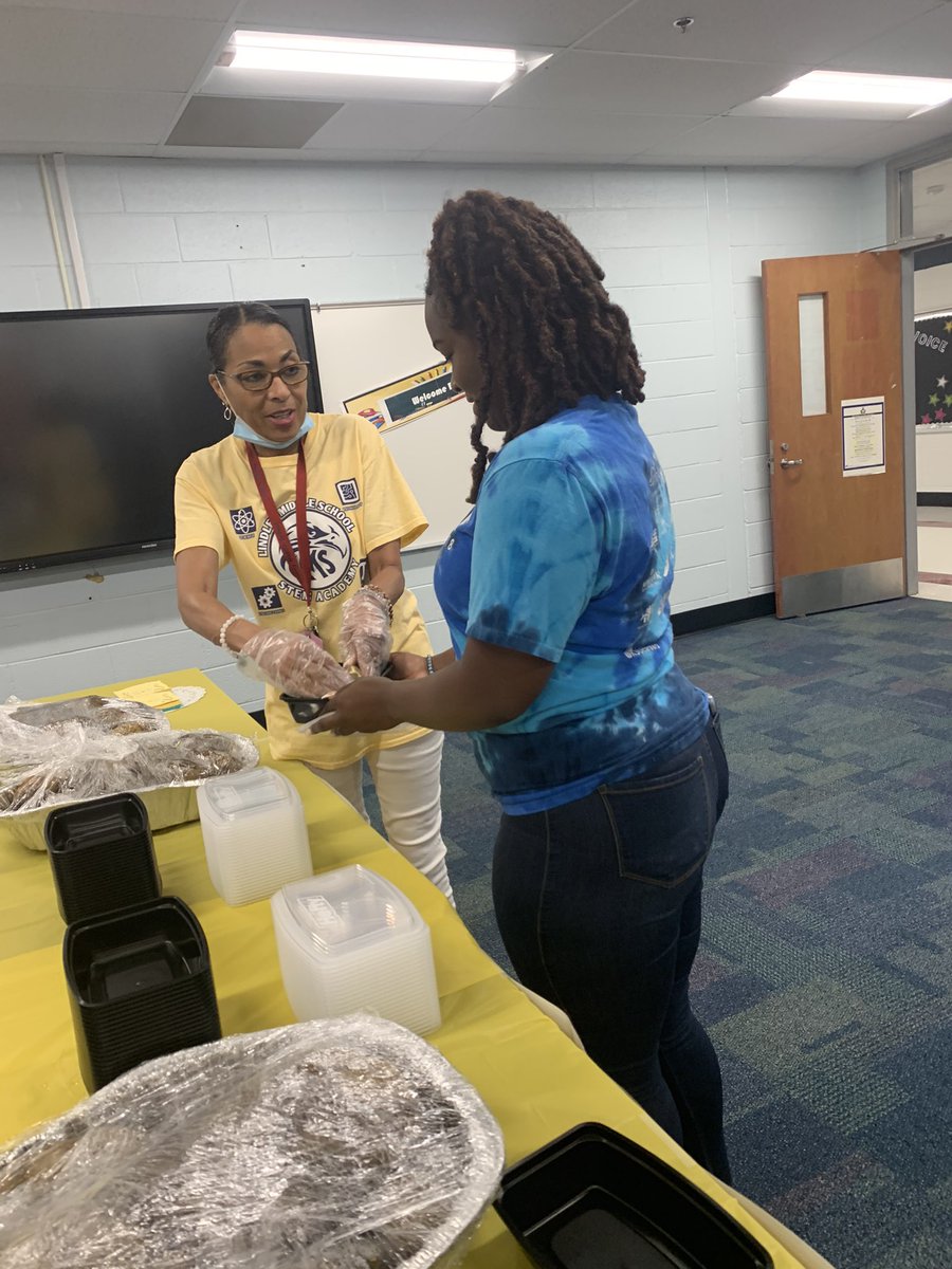LMSJRFALCONS's tweet photo. The loaded potato bar was DEFINITELY a winner today!!!! Chicken, broccoli, bacon, cheese and more!!! #LMSRocks #Youdeservebrowniepointsforallyoudo #livelifeinfullbloom https://t.co/xsOqPG4BzY