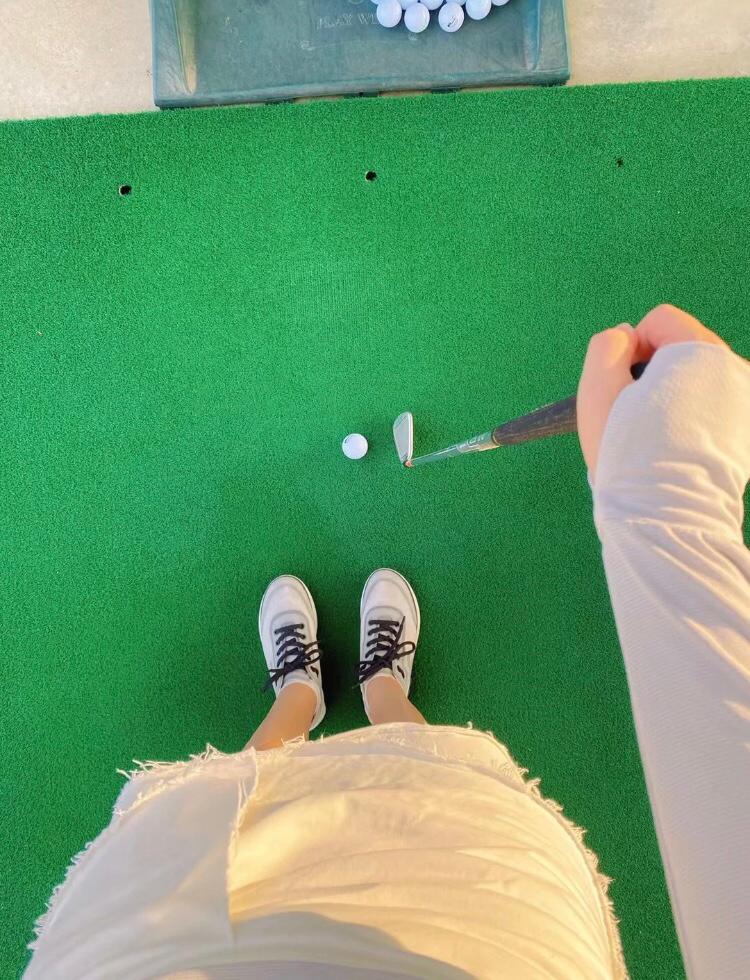 Alicezaa11's tweet photo. hole in one , Sure hahaha https://t.co/rWicxG4dK2