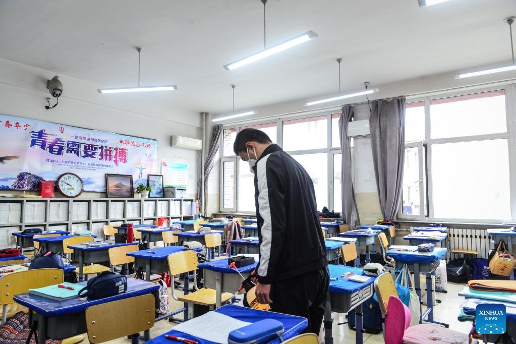 chinaorgcn's tweet photo. Junior and senior high schools resumed classes on Friday for graduating students in #Shenyang City. https://t.co/z6qHZv6aYW #resumeclasses https://t.co/xPGmN1JrBY