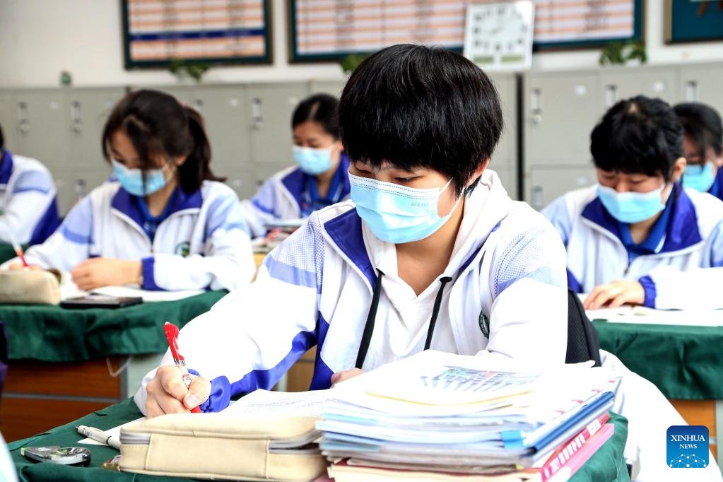 chinaorgcn's tweet photo. Junior and senior high schools resumed classes on Friday for graduating students in #Shenyang City. https://t.co/z6qHZv6aYW #resumeclasses https://t.co/xPGmN1JrBY