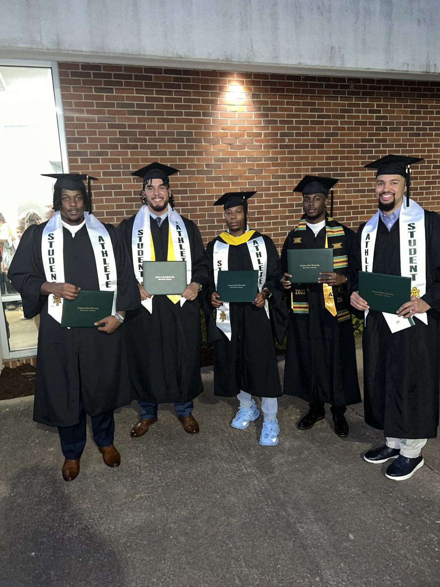CoachMyronHend's tweet photo. College grad 🥳🥳 https://t.co/VQwOwZs1QZ