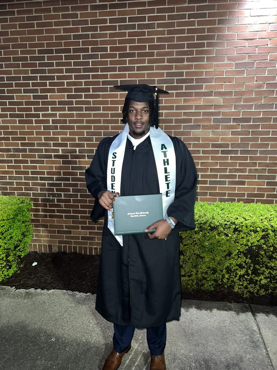 CoachMyronHend's tweet photo. College grad 🥳🥳 https://t.co/VQwOwZs1QZ