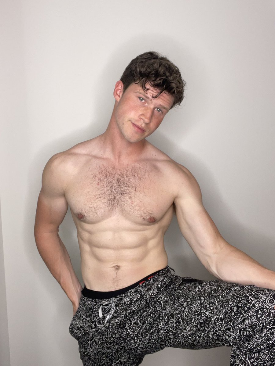 FinnHardingX's tweet photo. Friday is fun pants day https://t.co/JC7G0GH0Mv
