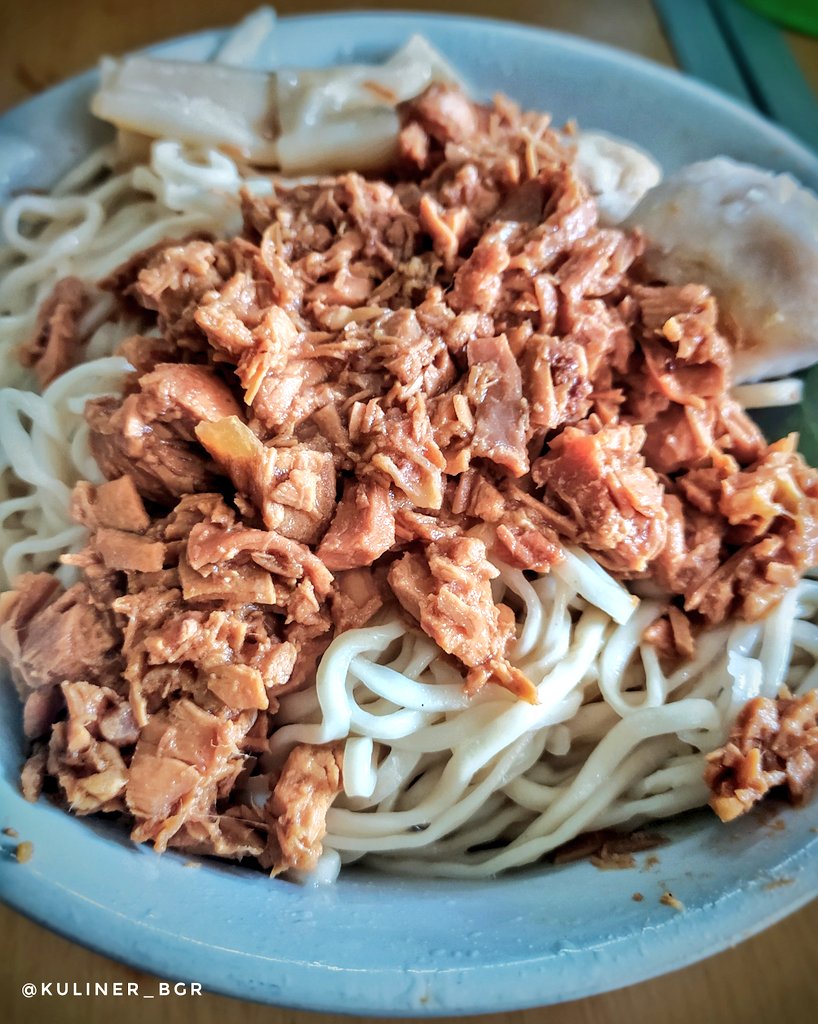 kulinerbgr's tweet photo. MIE AYAM MANG GODEG
Penasaran karena rame terus, begitu nyobain emang enak sih, fix langsung jadi langganan ini sih
π Jl Artzimar I (Deket Babakan Sari)
β²οΈ 8 pagi sampai 2 pagi !
πΈ 12ribu (mie ayam bakso pangsit)
#kulinerbogor #kulinerbgr #bogor #daharbae #mieayam https://t.co/dUXCVnSPOs