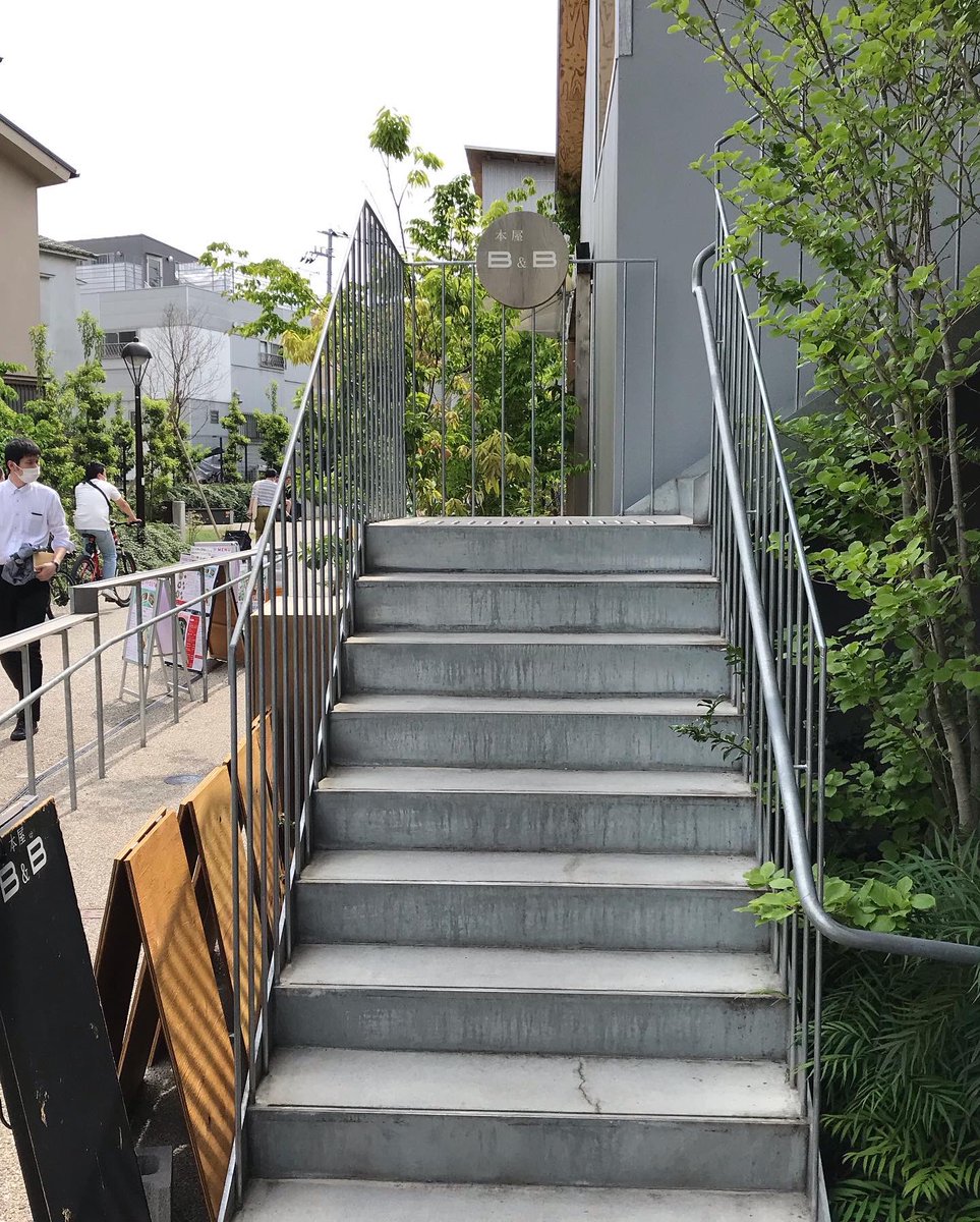 Stairs_Lover's tweet photo. 下北沢も久しぶり。
分棟形式は、いろんな隙間、いろんな動きが生まれるからおもしろいなと思う。
#階段 #階段巡り #階段Lover
#建築 #bonustrack https://t.co/EPOt9XFlnS