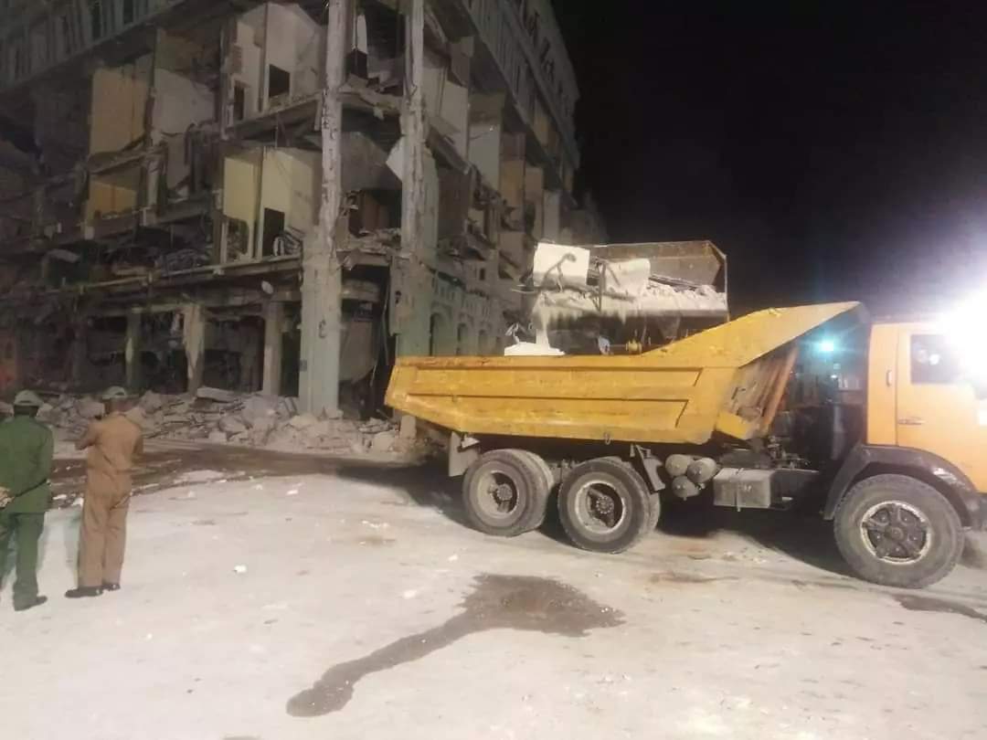 RadioHabanaCuba's tweet image. 🚨Continúan las labores de rescate y recuperación. La noche no detiene al personal encargado de retirar escombros. #Cuba #HotelSaratoga #FuerzaHabana ❤