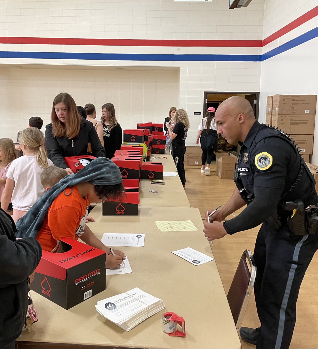 Brad Anderson (@bradandersonia) on Twitter photo Handed out 250 free skateboards and helmets today through <a href="/Sk8DSM/">SkateDSM</a> Get On Board program. <a href="/dsmpolice/">Des Moines Police</a> on hand to help. Great event <a href="/nsterzenbach/">Norm Sterzenbach</a> Handed out 250 free skateboards and helmets today through <a href="/Sk8DSM/">SkateDSM</a> Get On Board program. <a href="/dsmpolice/">Des Moines Police</a> on hand to help. Great event <a href="/nsterzenbach/">Norm Sterzenbach</a>