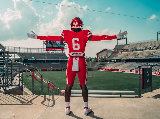 NewEra_PJ3's tweet photo. 🗣Houston 🔥🔥🔥🔴⚪️🔴 #ForTheCity #3rdWardCoogs #SackAve @UHCougarFB @Holgorsendana @CoachJinks https://t.co/7vdI5pENro