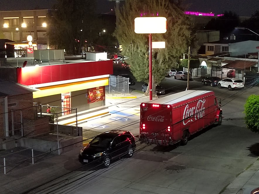 RaulReding's tweet photo. @Tiendas_OXXO Tienda Oxxo Casiopea cerrada desde las 9:15pm, son 9:45pm y ni un letrero, una explicación, nada, en esta tienda cierran a la menor provocación y no respetan la promesa de abierto 24 horas, ahí está un camión de la Coca esperando https://t.co/mfccOodIZp