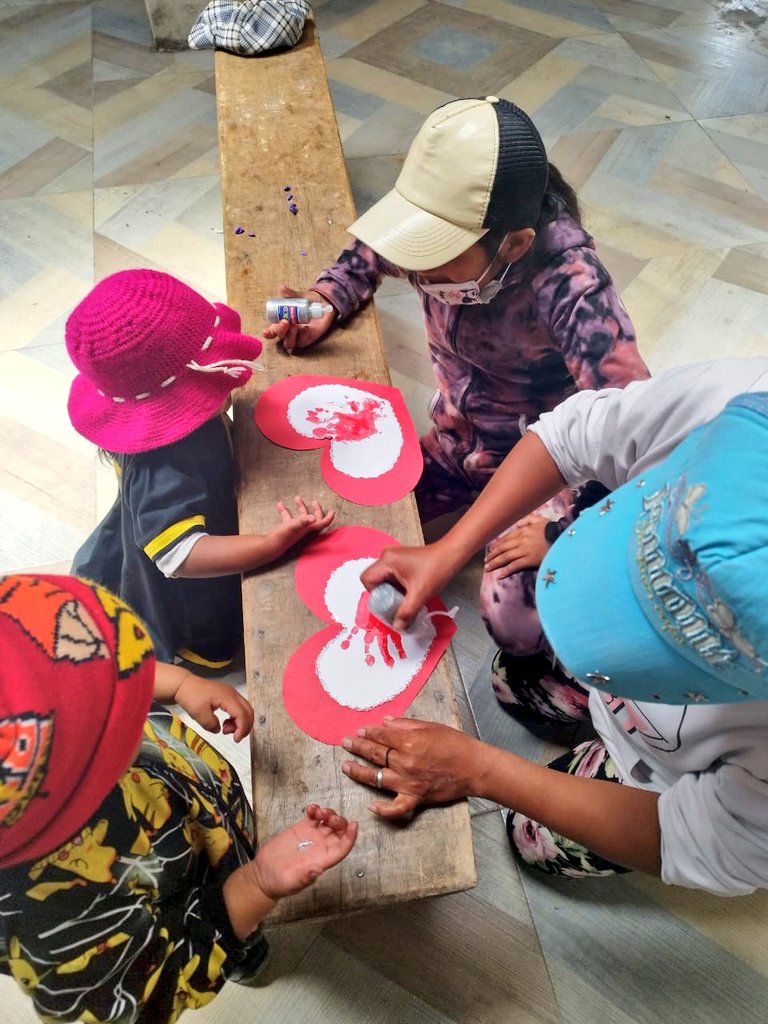 PatronatoSJ's tweet photo. Nuestras educadoras comunitarias recorren todo el Distrito Metropolitano de Quito. Esta vez junto a las niñas y niños del proyecto de atención a la primera infancia realizaron varias actividades para celebrar a las madres. https://t.co/ZnAkvTKSVz