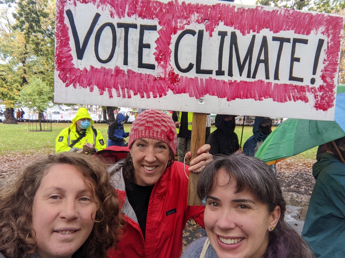 Christelle_TAS's tweet photo. Rallye climate in Hobart ! #voteclimateaction #now @HomewardBound16 https://t.co/QdQgTTCFKK