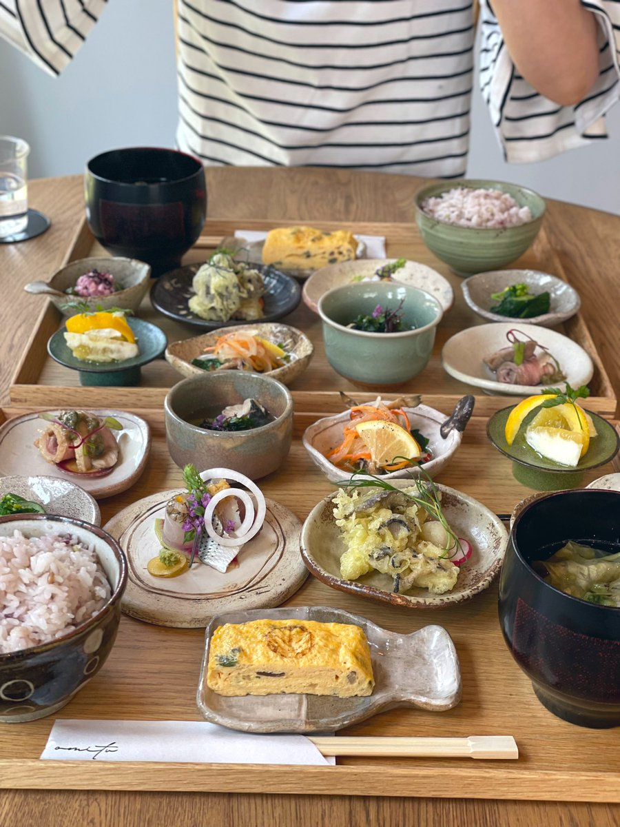 oimoimoimo_z's tweet photo. 仙台で超〜〜〜〜〜おススメなところ

きらきらな一汁九彩膳が有名な「omitsu」さん

旬の食材を使ったお膳は、つけ合わせのお野菜やソース、提供時の温度など細部までこだわられていて��品☺︎

食前茶はワイングラスで🍵

お店の雰囲気もよく、ここで過ごす2時間が最高で何回もリピしてます… https://t.co/8qb32aArNu