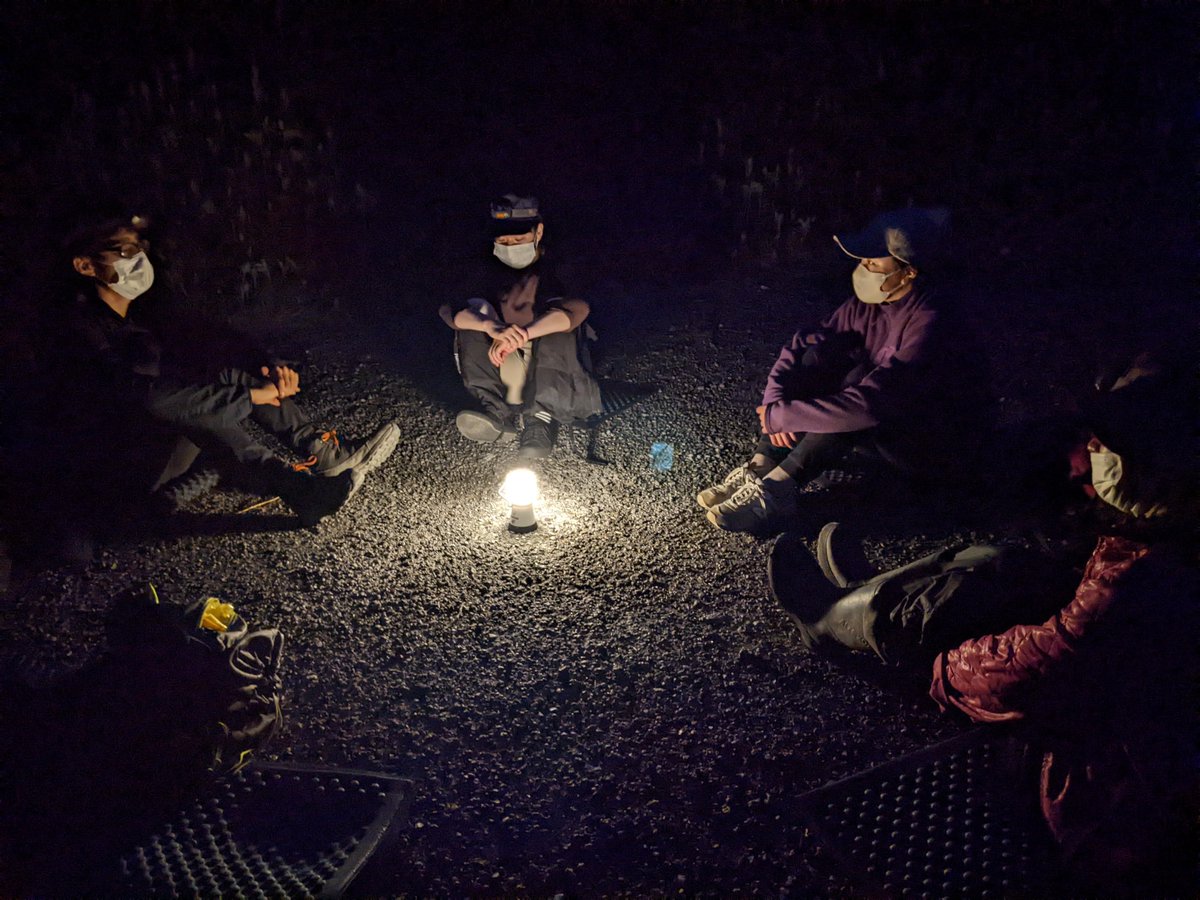mingakucampco's tweet photo. ＼5/14(土)農園デイキャンプ研修あります！／
先日は高崎山ナイトハイキングをしてきました！
夜の森を装備を整えて登る体験は、わくわくとドキドキでした。
山頂では、ご飯を食べて夜景を見てみんなでそれぞれに感じたことを語り合いました。 https://t.co/C7zYfKVL2q