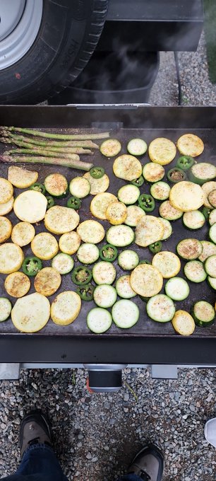 Friday night grilling. https://t.co/0cY8HIkuAm