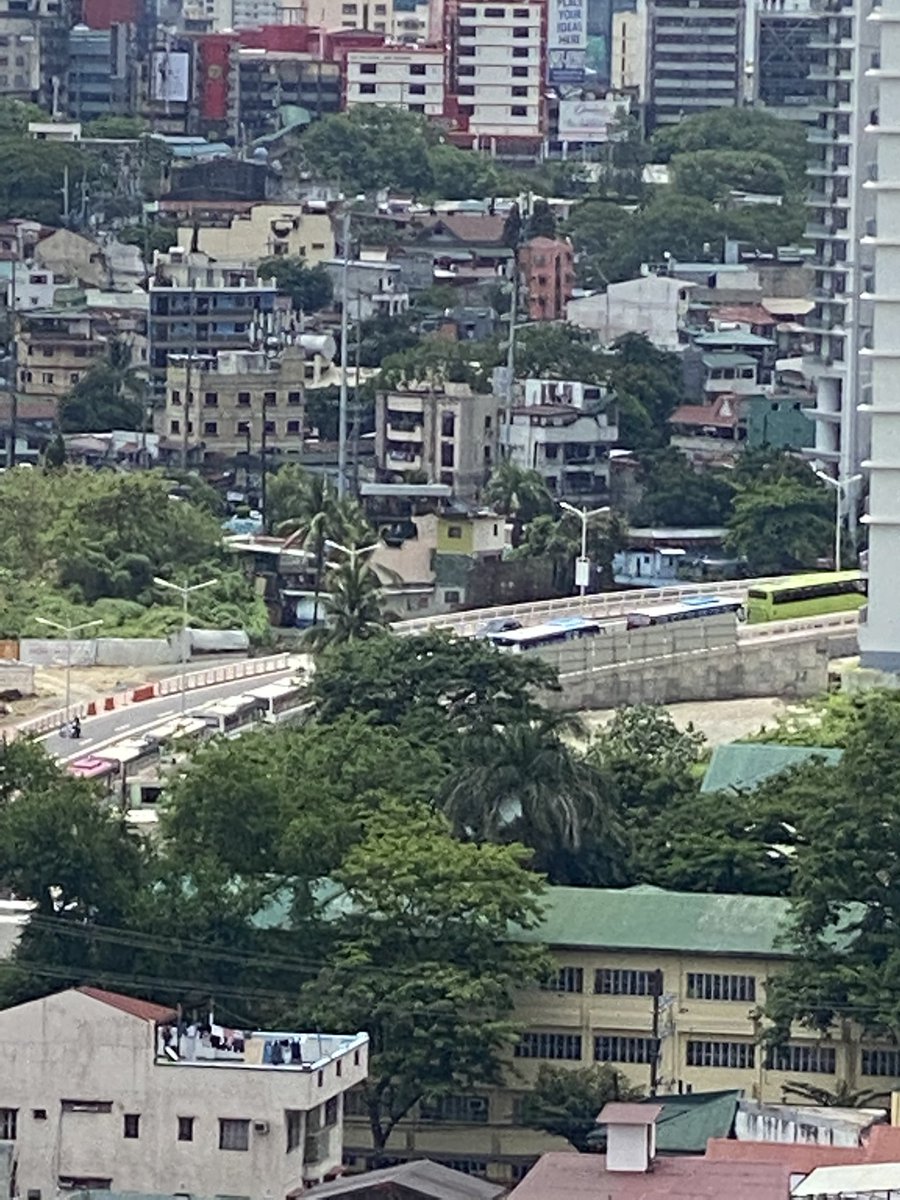gencam's tweet image. This is Pantaleon bridge connecting Mandaluyong and Rockwell Makati. 
Ginawang parking lot yung side going to Rockwell. 

Use the Makati-Mandaluyong bridge as alternative. 
#10RobredoForPresident 
#GobyernongTapatAngatBuhayLahat