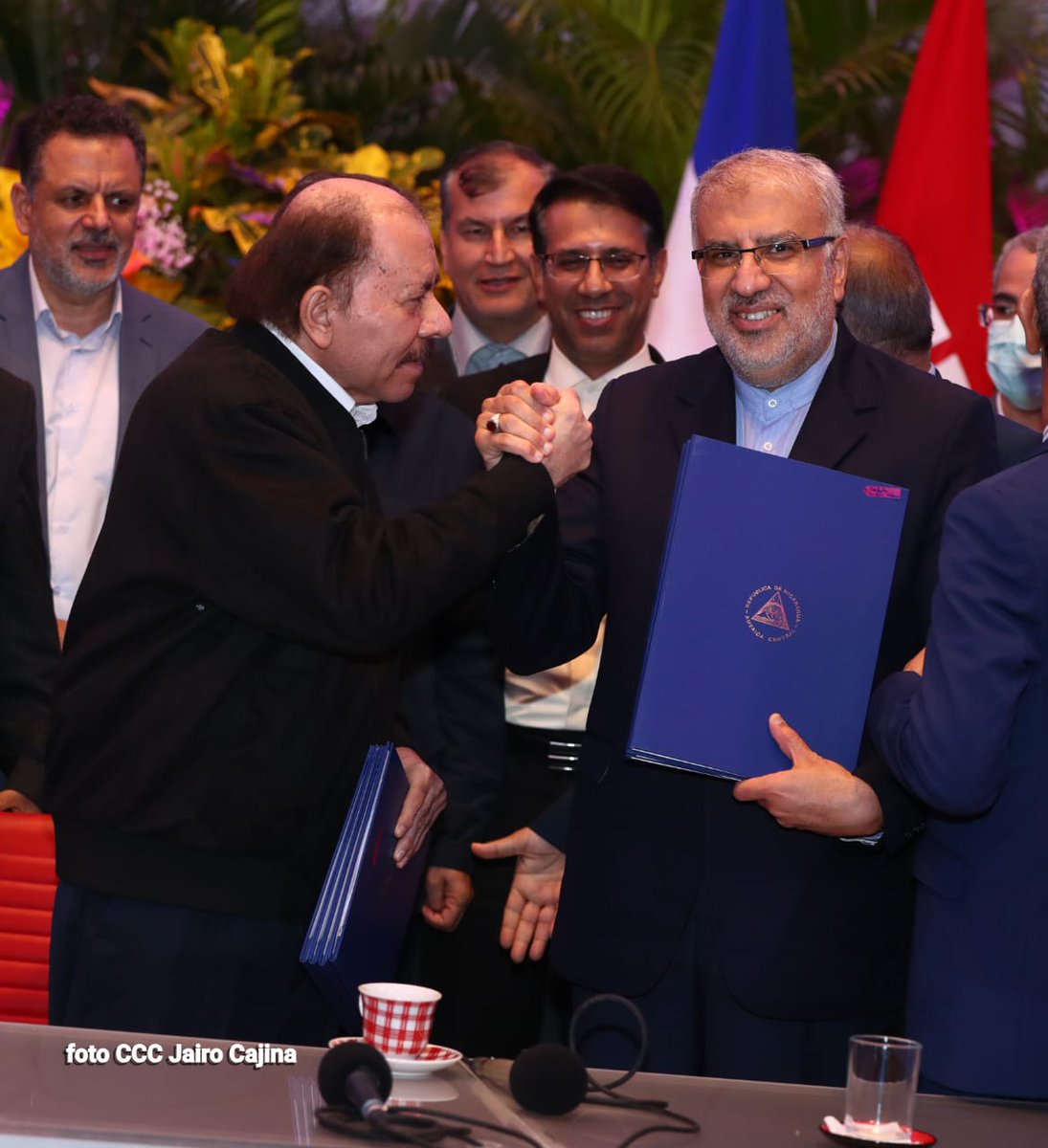 Noche histórica para #Nicaragua 🇳🇮 e #Iran  Presidente Comandante Daniel Ortega y Vicepresidenta Cra. Rosario Murillo,
sostienen encuentro con delegación de alto nivel de la República Islámica de Irán y Firman Contratos en temas de Petróleo, Energía, Agricultura y  Ganadería