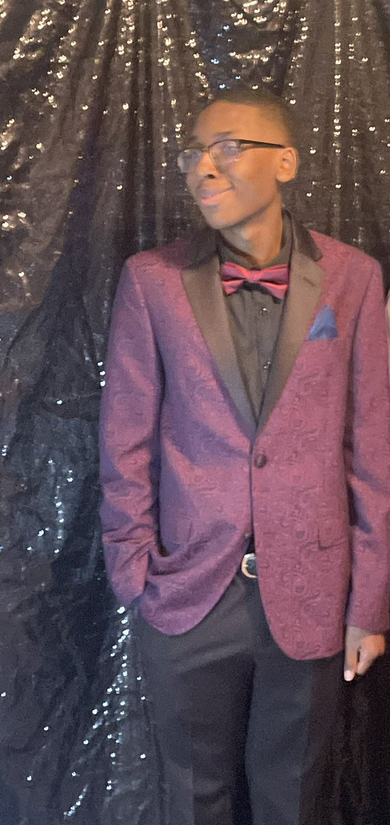 ReshondaMorris's tweet photo. Prom time … Robin looks so handsome @VictoryECHS @AldineISD #Classof2022 #promsendoff #aldineclassof2022 #vechs https://t.co/b6qvYDyxbR