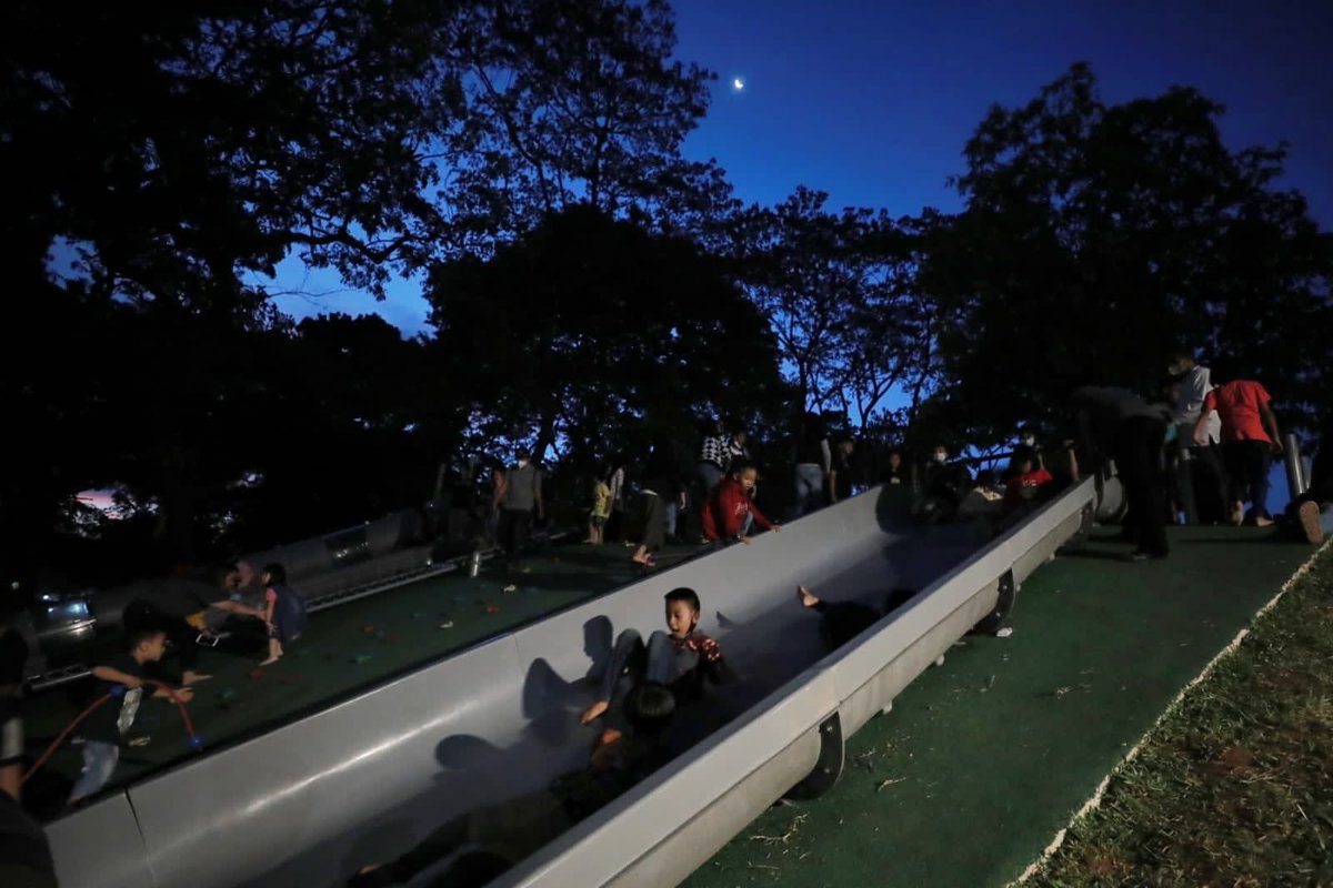 Selamat liburan dari Tebet Eco Park.

Senang sekali melihat interaksi antar warga dan keluarga di taman ini kemarin sore.

Bagaimana pengalaman teman-teman yang sudah main ke Tebet Eco Park?

#TebetEcoPark
#TamanMajuBersama
#LebarandiJakarta

facebook.com/10004419080090…