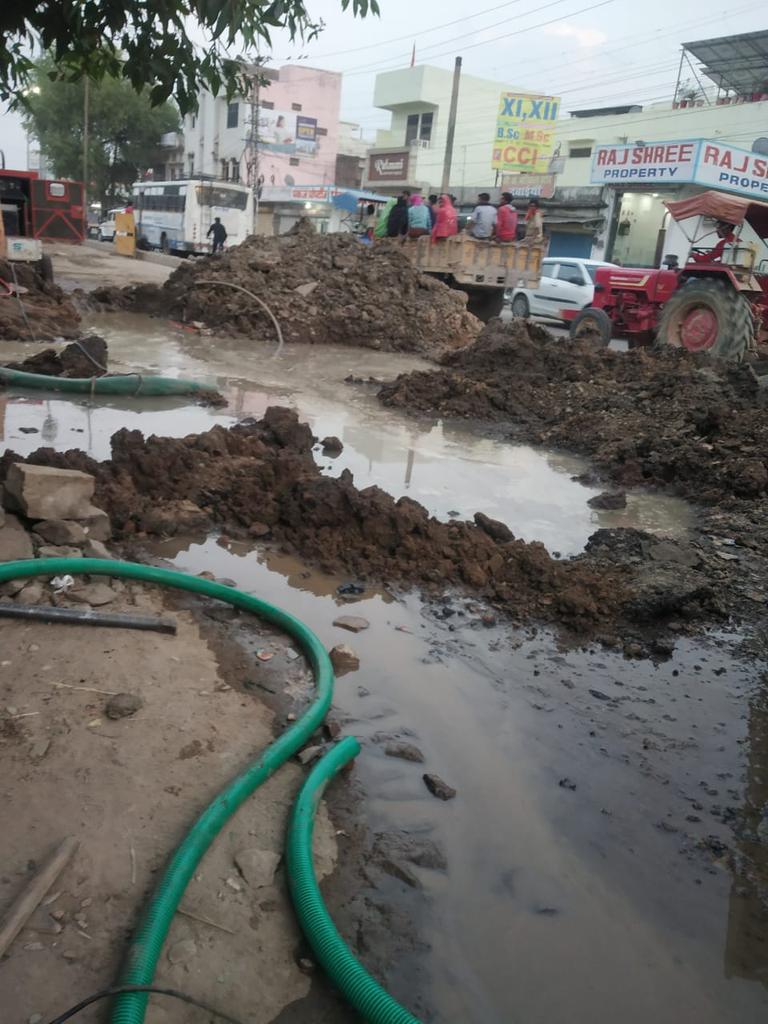 aad_vijay's tweet photo. @AshwiniVaishnaw @PMOIndia @ShashiTharoor @devusinh
Sir, team #Bsnl working day &amp; night to serve the Indians to make PM vision of digital India successful,pls ack their efforts by providing them full pay scale E2. @CMDBSNL @BSNL_RJ @DoT_India 
Team Bsnl Kota(Raj.)at night 1 am https://t.co/v5BrWML3bc