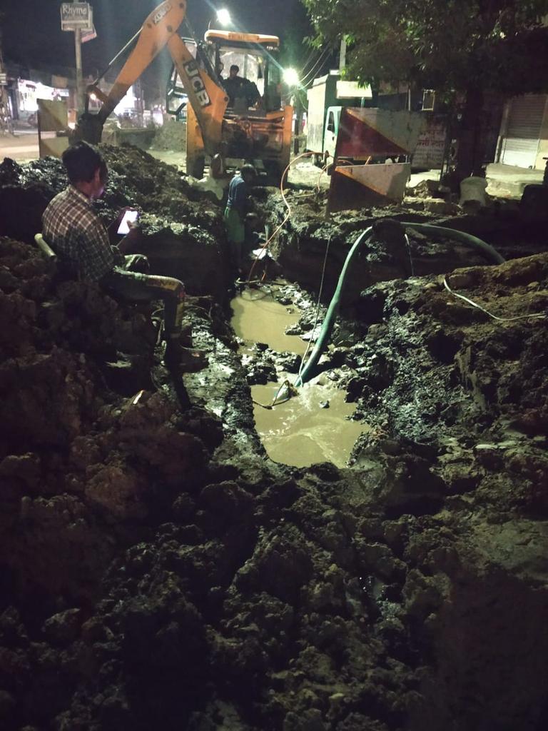 aad_vijay's tweet photo. @AshwiniVaishnaw @PMOIndia @ShashiTharoor @devusinh
Sir, team #Bsnl working day &amp; night to serve the Indians to make PM vision of digital India successful,pls ack their efforts by providing them full pay scale E2. @CMDBSNL @BSNL_RJ @DoT_India 
Team Bsnl Kota(Raj.)at night 1 am https://t.co/v5BrWML3bc