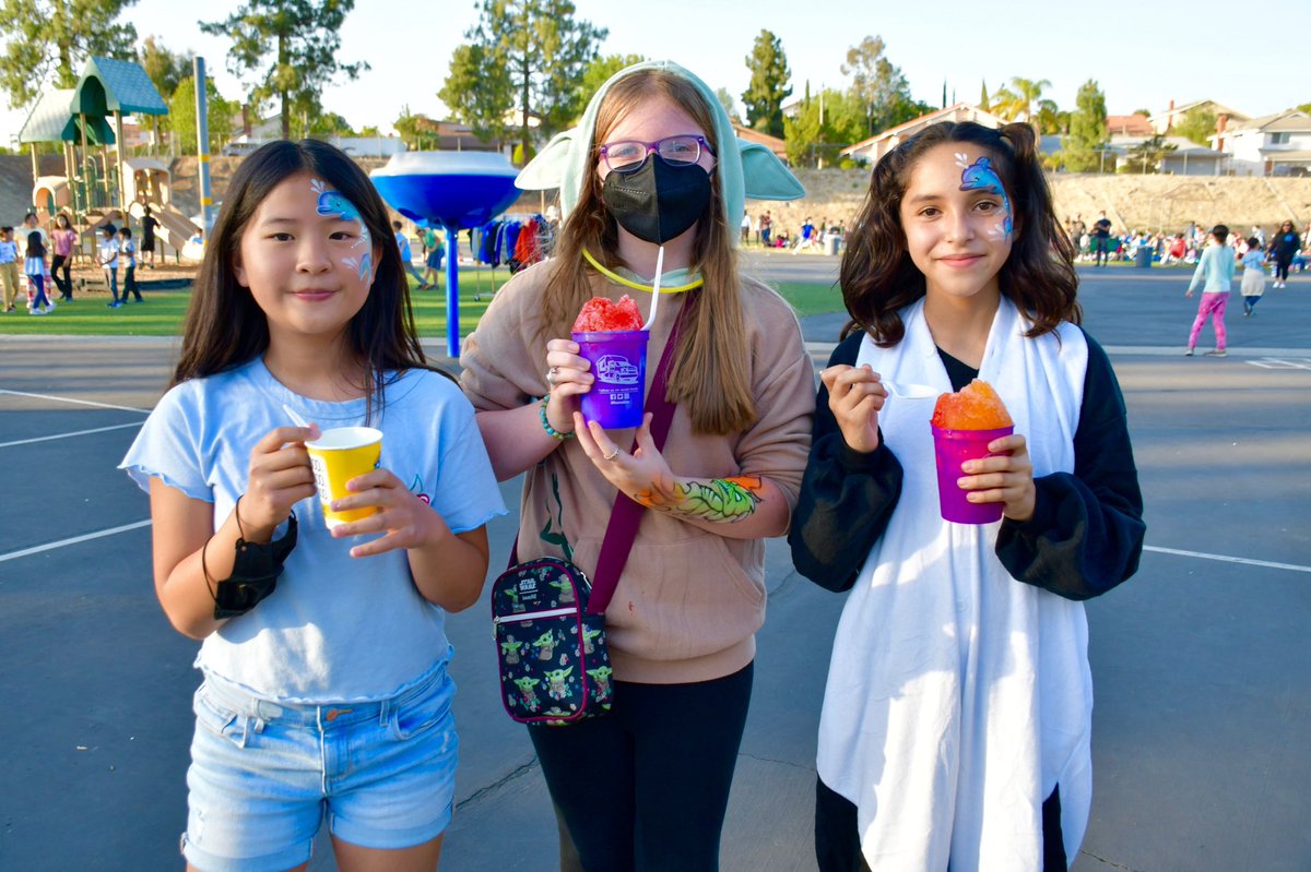 WVUSD_Tweet's tweet image. Movie Night Under The Stars! Hundreds of @WVUSDmaplehill families gather tonight for food, fun, and free showing of Disney’s “Encanto”. “We wanted to thank our families for all their support!”shared Principal Kim McNeil.
#TogetherAgain #ReconnectRestoreReimagine