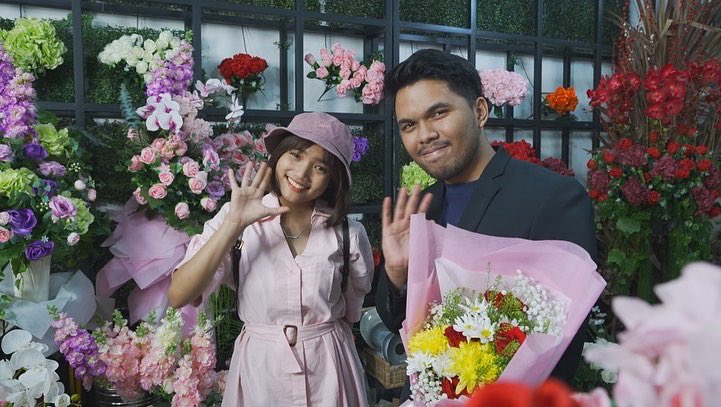 TRANSTV_CORP's tweet photo. Eh bentar bentar allo friends, kok ada @thariqhalilintar sama @fuji_an 🤔
Mana so sweet banget lagi sambil dikasih bunga, pada penasaran ga kalian sama keseruan dan tentunya ke romantisan mereka di TRANSTV? 🤪🤪 

#fuji 
#thoriqhalilintar 
#thestoryofthoriqfuji 
#transtv https://t.co/zRd8D5fEfk