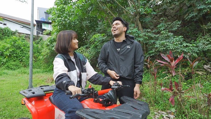 Eh bentar bentar allo friends, kok ada @thariqhalilintar sama <a href="/fuji_an/">ふじあん</a> 🤔
Mana so sweet banget lagi sambil dikasih bunga, pada penasaran ga kalian sama keseruan dan tentunya ke romantisan mereka di TRANSTV? 🤪🤪 

#fuji 
#thoriqhalilintar 
#thestoryofthoriqfuji 
#transtv