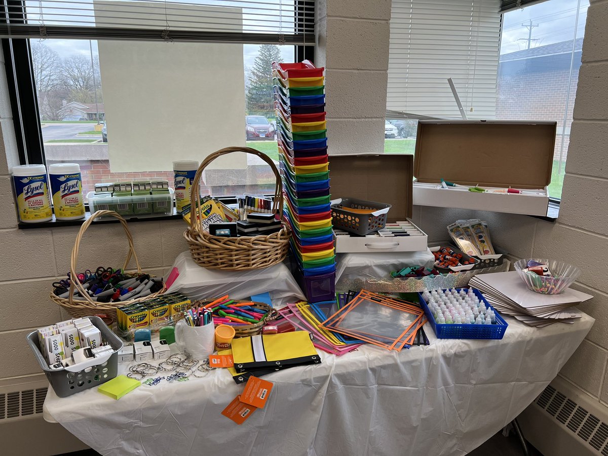 Some more #TeacherAppreciationWeek fun <a href="/GavinSD37/">Gavin District 37</a>!! 🤍 S/o to <a href="/carrieteachs123/">Carrie Coats</a> for the surprise “supply bar”! 🙌