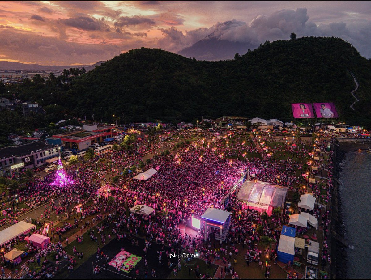 Oriiberuu's tweet photo. Instead of #MakatiIsPink why not #PilipinasIsPink 

Credits to the owners of these awesome photos 💗🌸🌸💚 https://t.co/MXA5bxSnFY