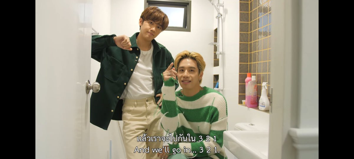 angelxshinki's tweet photo. ก็ดูรายการคู่มาหลายรายการนะ แต่เพิ่งเคยเจอคู่ที่ชวนกันมาเปิดรายการในส้วมนี่ล่ะค่ะ 😂😂
#พร้อมมาร์ค
#MSIWAT
#prompayy
#PartofMeEp2xGrabExpress https://t.co/GQCyuXpvzQ