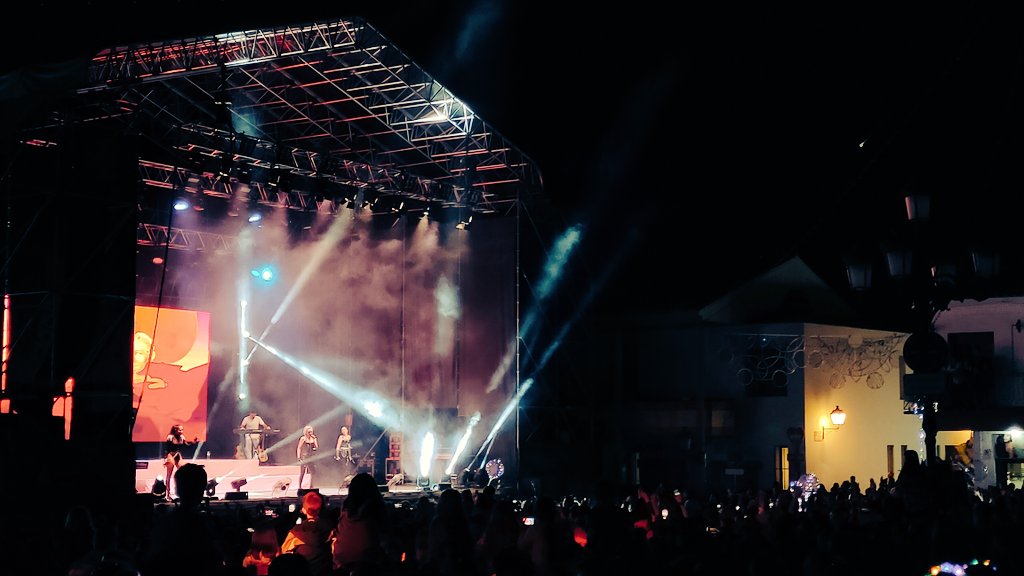 Hacía taaaaanto tiempo que no iba a un concierto que he disfrutado un 🥚viendo a <a href="/SweetCalifornia/">Sweet California</a> en #Valdemoro 

Ahora sí que podéis bloquearme 😎