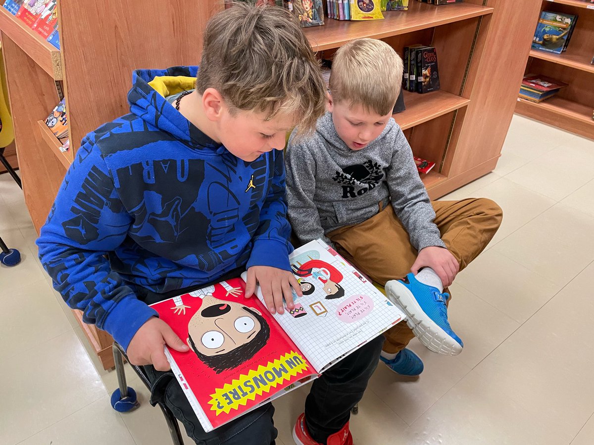 Les élèves établissent des relations et nourrissent leur soif d’apprendre en partageant une lecture petits/grands. #semainedelasantementale #cscdgr #DonBosco