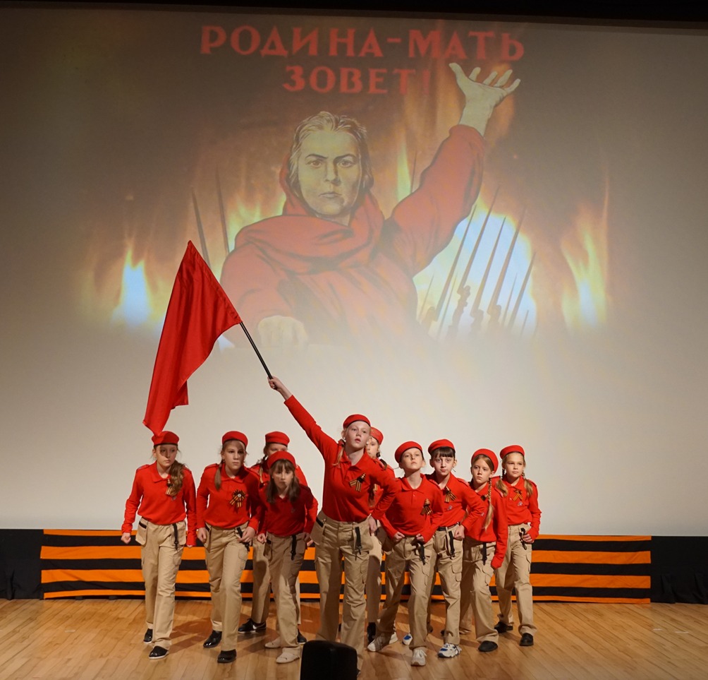 RussiaInUSA's tweet photo. 6 мая в Школе при @RussiaInUSA прошел праздничный концерт, посвященный #ДнюПобеды. Школьники и преподаватели подготовили тематические номера, исполнили фронтовые песни и стихи. С приветственным словом перед гостями выступил атташе по вопросам обороны генерал-майор Е.В.Бобкин. https://t.co/lzZPR4xWFu