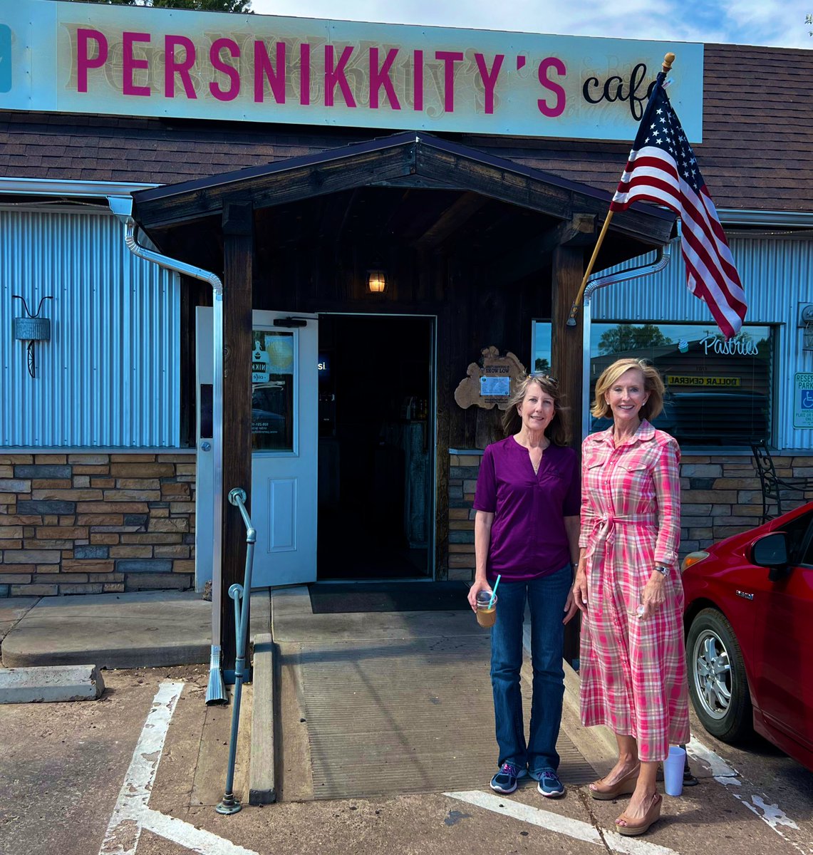 So glad I got to have lunch this afternoon with Pinetop-Lakeside Mayor Stephanie Irwin!

Rural Arizona plays a critical role in our state’s success. When I’m Governor, I’ll ensure every city &amp; town has the same opportunities to thrive as the rest of our state.

#AZgov