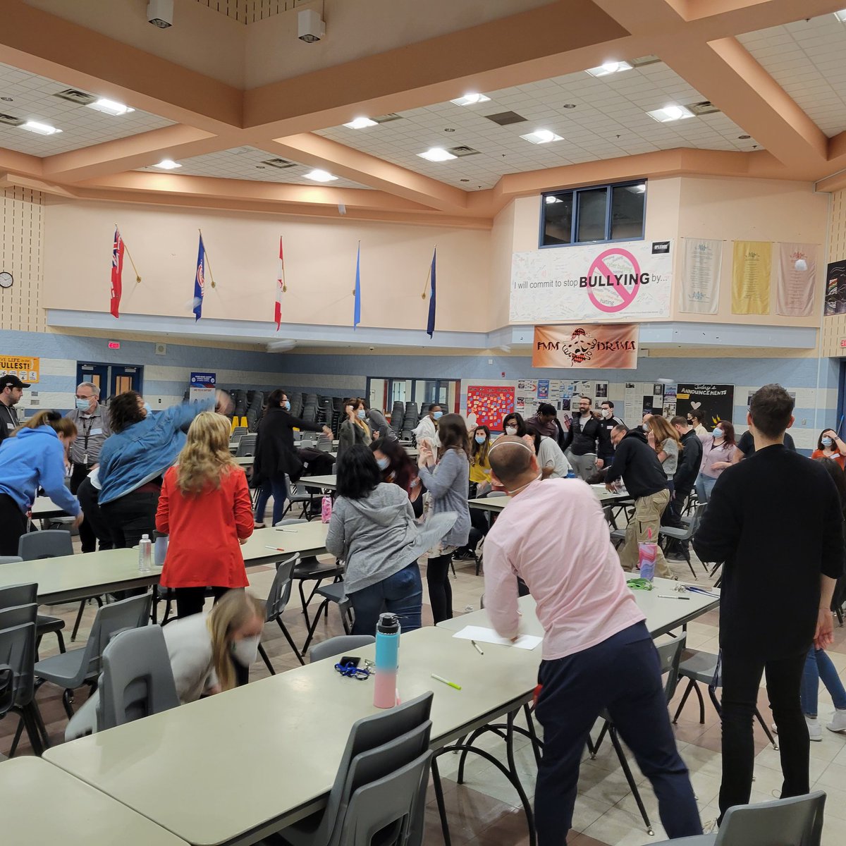 SHSMFMM's tweet photo. Team building FMM style! Snowball fight! Building a structure with marshmallows and spaghettini @FMMtweets @YCDSB @jennifer_sarna https://t.co/Oey2LYESpF