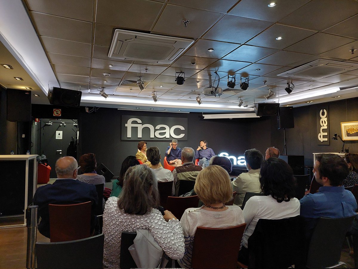 kultrumlibros's tweet photo. #Estántocandonuestracanción #MaxPradera Gracias @maxpradera, a Rafa Panadero y a Rosa Torres-Pardo, por sus lecturas en @Fnac_ESP, pese a dejar esta los libros en la 3a planta. En BCN el 8/6 en @La_Central_. Y exoneremos a Allen por querer invadir Polonia cuando escucha a Wagner! https://t.co/4XVr6rcs1Q