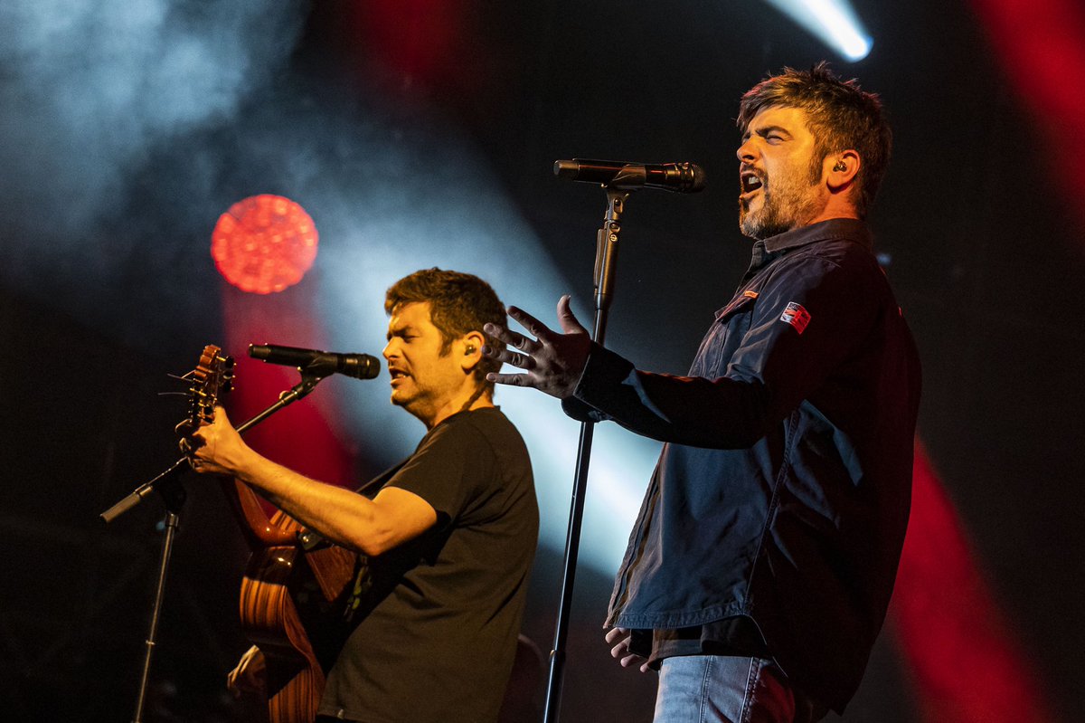 javimartinc's tweet photo. This is @estopaoficial in Lleida.
Inicio de la Gira Fuego 2022 🤘🏻😉🤘🏻

#estopa #festamajorlleida2022 #festesdelleida #girafuego #girafuego2022 https://t.co/YmiemKnpwk