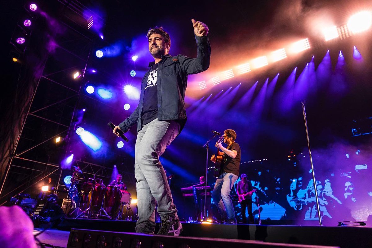 javimartinc's tweet photo. This is @estopaoficial in Lleida.
Inicio de la Gira Fuego 2022 🤘🏻😉🤘🏻

#estopa #festamajorlleida2022 #festesdelleida #girafuego #girafuego2022 https://t.co/YmiemKnpwk