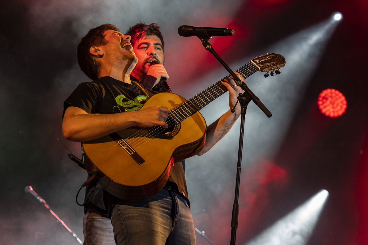 javimartinc's tweet photo. This is @estopaoficial in Lleida.
Inicio de la Gira Fuego 2022 🤘🏻😉🤘🏻

#estopa #festamajorlleida2022 #festesdelleida #girafuego #girafuego2022 https://t.co/YmiemKnpwk