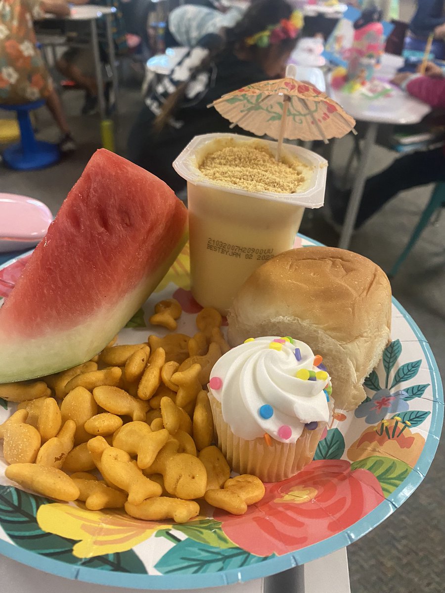 ClausellBriana's tweet photo. Our luau STAAR review ended with a luau party and it was awesome. They’ve worked so hard all week and deserved every bit of it!! The smiles and excitement I’ve seen all week brought me so much joy! I love my job 💛 #eseSOAR #Learningluau https://t.co/BujYHvHH23